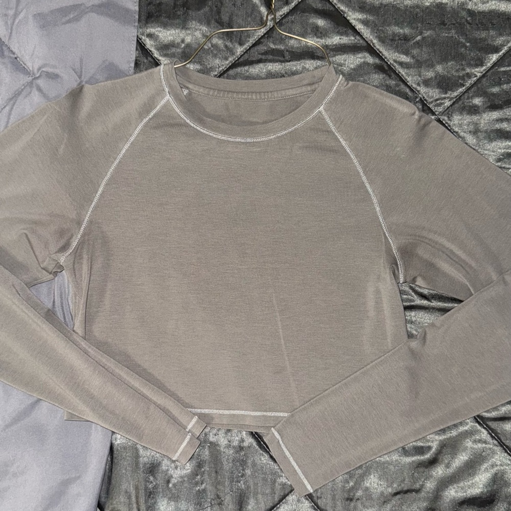 Alphalete Gray Cream Raglan Crop Sweatshirt